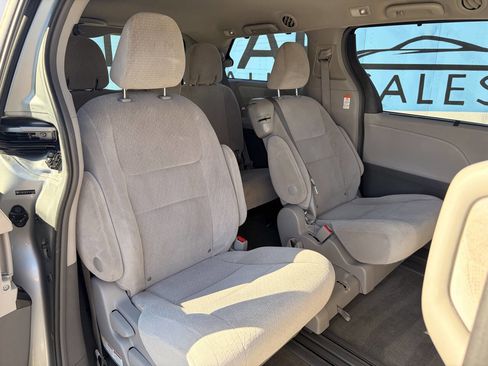Used 2015 Toyota Sienna LE image 18
