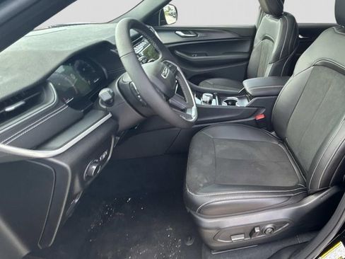 New 2025 Jeep Grand Cherokee L Altitude image 12