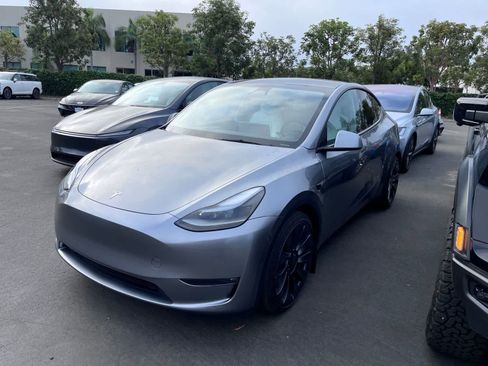 Used 2025 Tesla Model Y Performance image 2