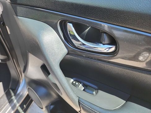 Used 2018 Nissan Rogue S image 32