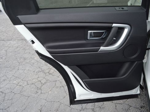 Used 2018 Land Rover Discovery Sport SE image 22