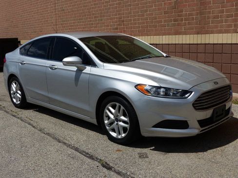Used 2016 Ford Fusion SE FWD image 12
