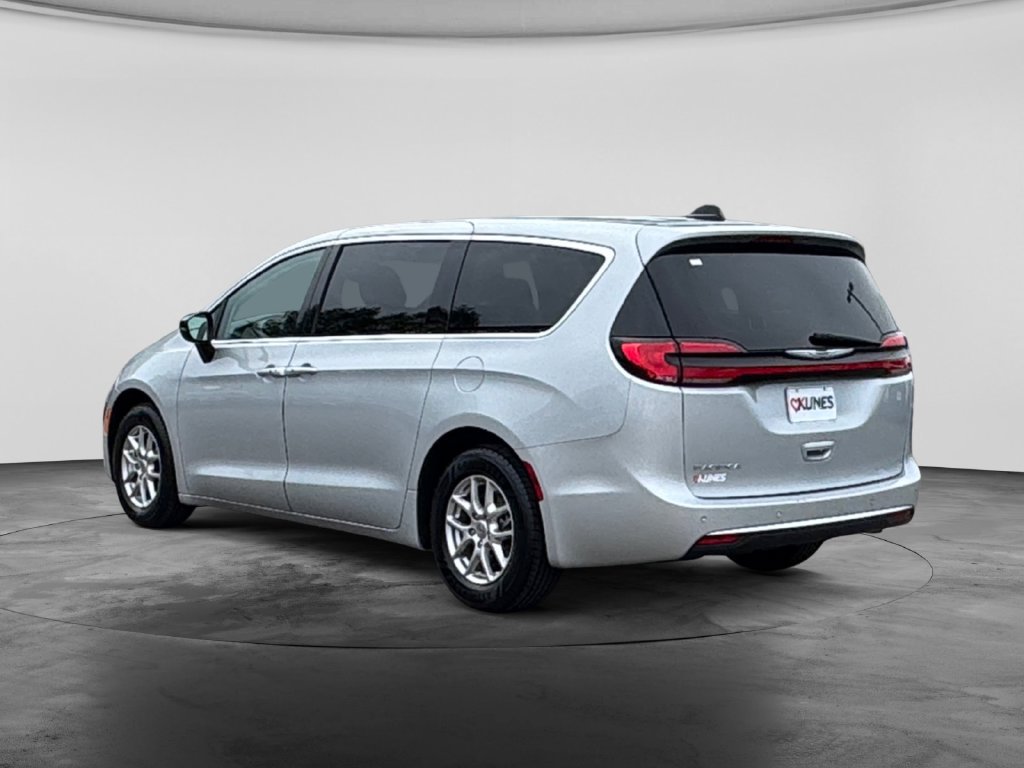 Used 2024 Chrysler Pacifica Touring-L FWD image 7