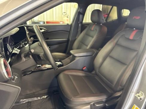 Used 2025 Chevrolet Trax RS w/ Sunroof Package FWD image 17