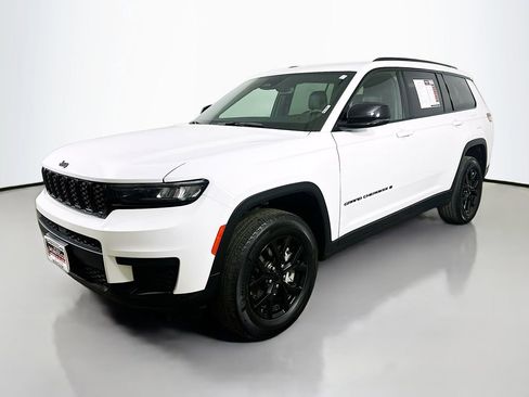 Used 2024 Jeep Grand Cherokee L Laredo image 3