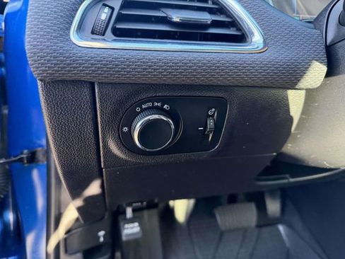 Used 2018 Chevrolet Cruze LT w/ Sun And Sound Package FWD image 20