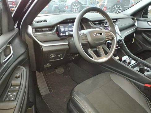 New 2025 Jeep Grand Cherokee L Altitude image 15