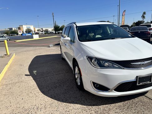 Used 2018 Chrysler Pacifica Touring-L image 7