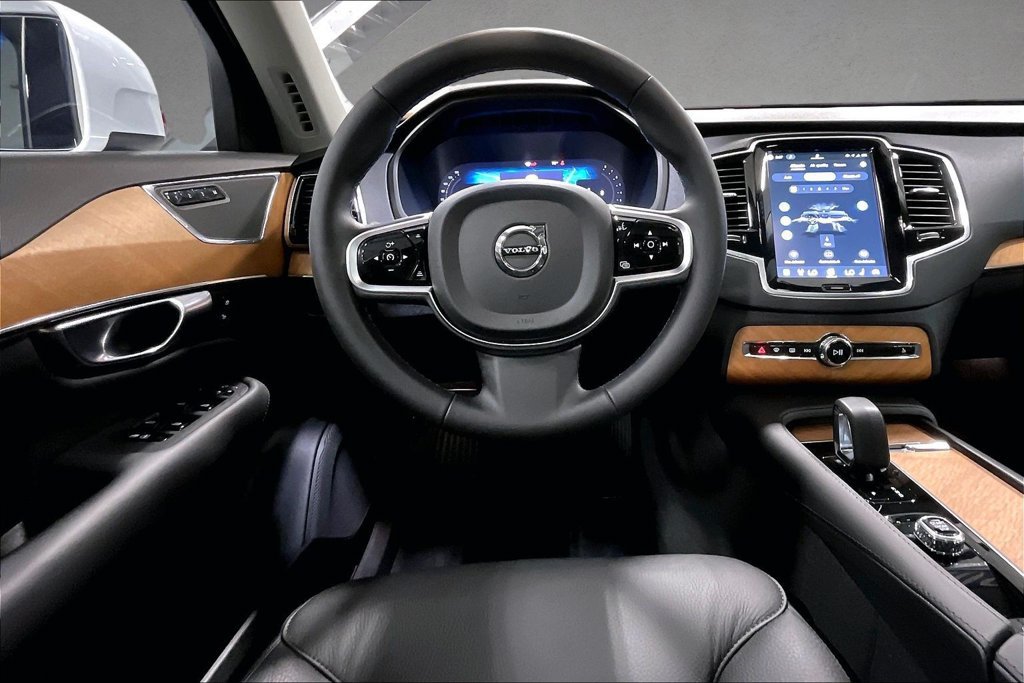 Certified 2025 Volvo XC90 B6 Plus w/ Protection Package Premier AWD/4WD image 9