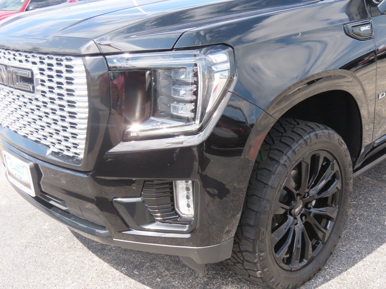 Used 2023 GMC Yukon XL Denali w/ Denali Reserve Package AWD/4WD image 3