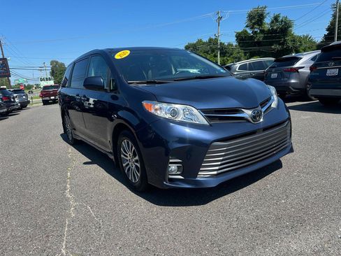 Used 2020 Toyota Sienna XLE Premium FWD image 3