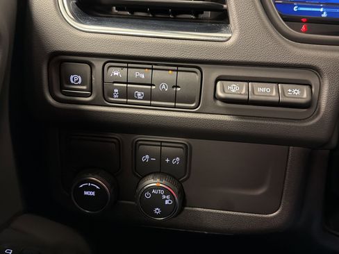 Used 2024 Chevrolet Suburban Premier RWD image 26