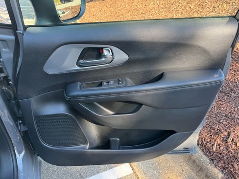 Used 2023 Chrysler Pacifica Touring-L w/ S Appearance Package image 42