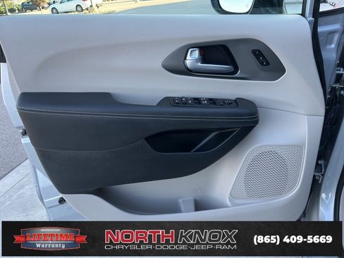 Used 2024 Chrysler Pacifica Touring-L image 5