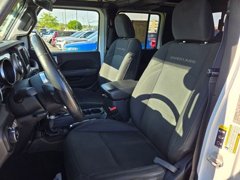 Used 2020 Jeep Gladiator Overland w/ LED Lighting Group AWD/4WD image 17