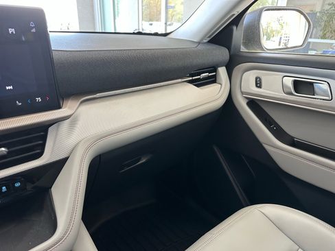 Used 2025 Ford Explorer Active w/ Active Comfort Package image 32