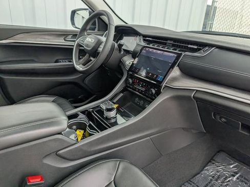 Used 2023 Jeep Grand Cherokee Limited w/ Luxury Tech Group II image 34