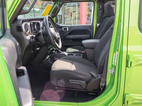Used 2019 Jeep Wrangler Unlimited Sahara AWD/4WD image 7