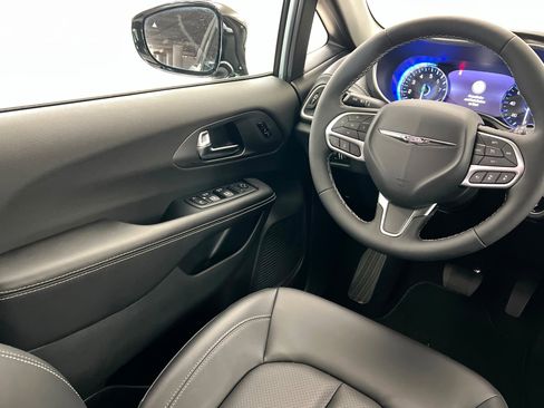 New 2026 Chrysler Pacifica Select image 11