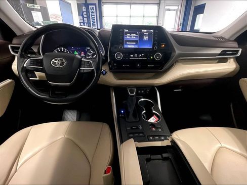Used 2021 Toyota Highlander XLE AWD/4WD image 21