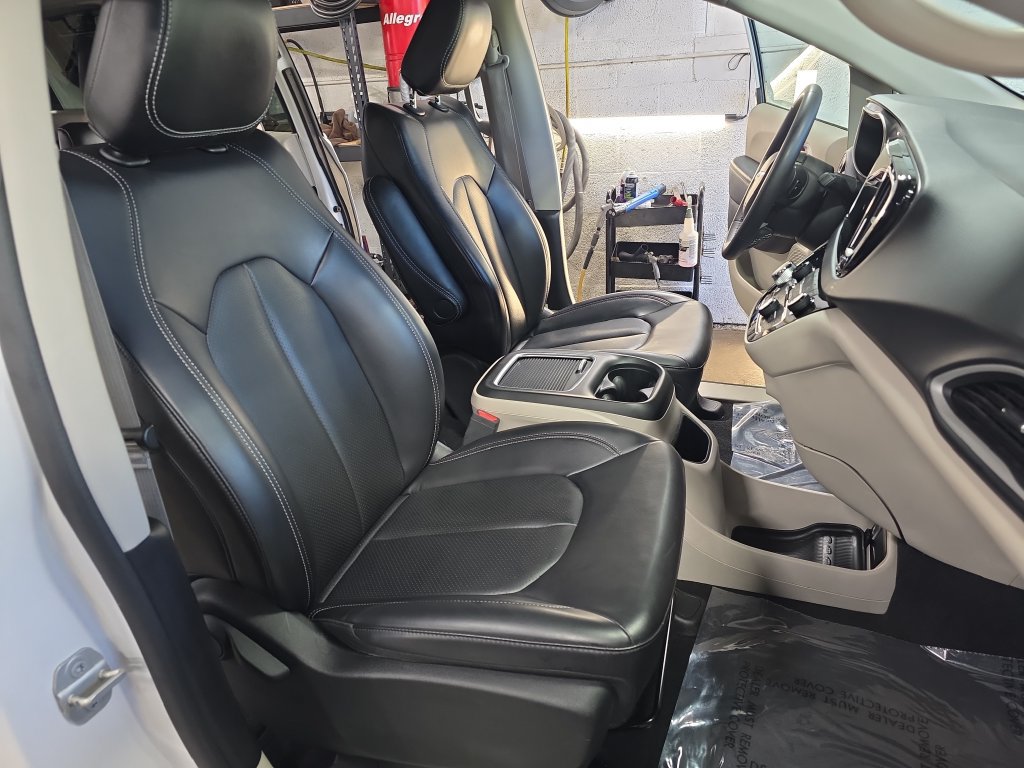 Used 2023 Chrysler Pacifica Touring-L FWD image 10