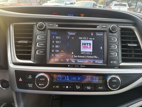 Used 2018 Toyota Highlander XLE FWD image 19