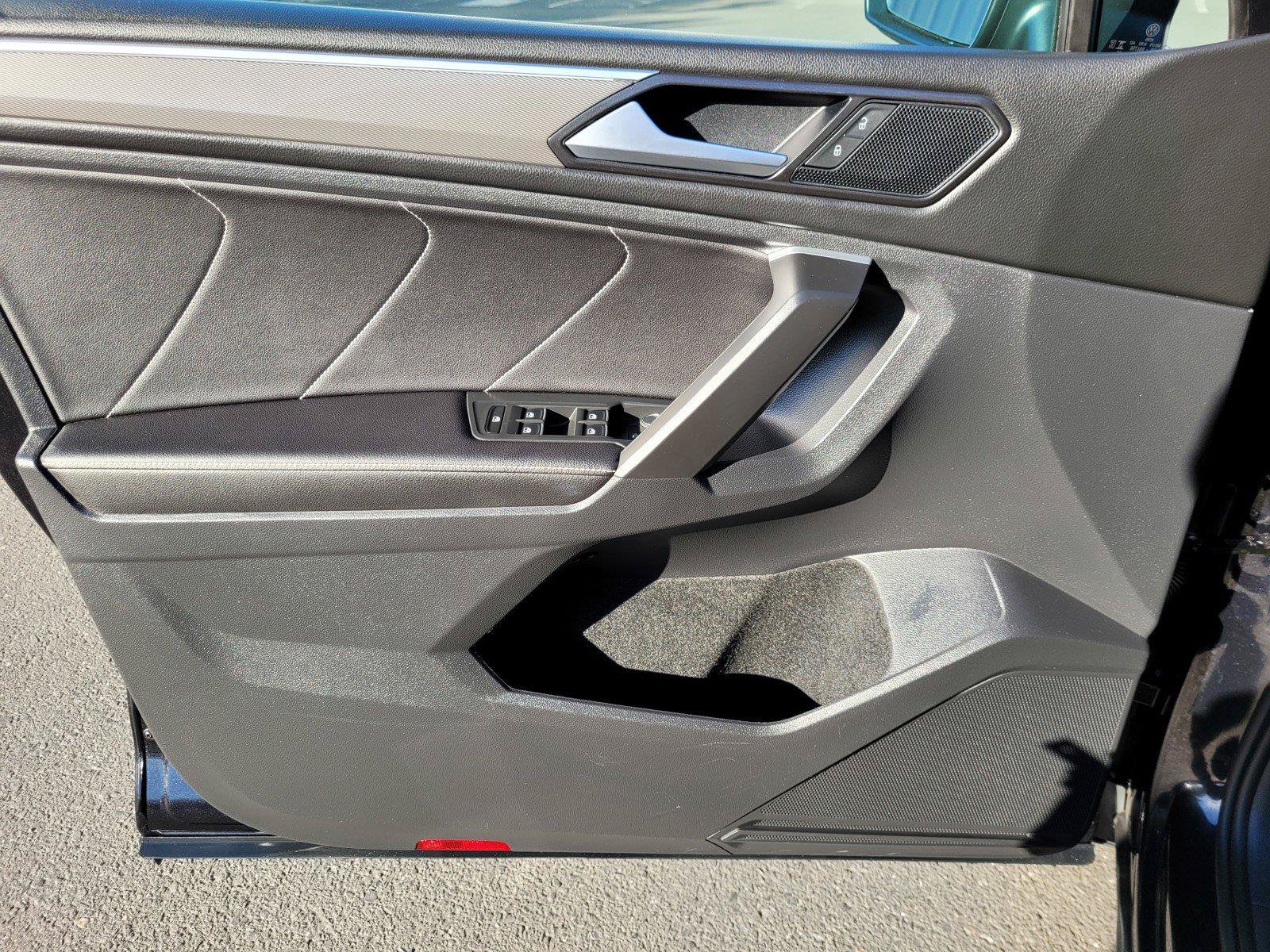 Certified 2023 Volkswagen Tiguan SE R-Line FWD image 22