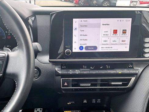 Used 2025 Toyota Camry SE image 6