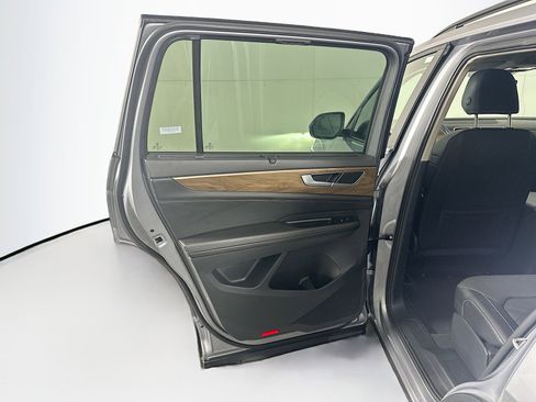 Used 2025 Volkswagen Atlas SE image 27