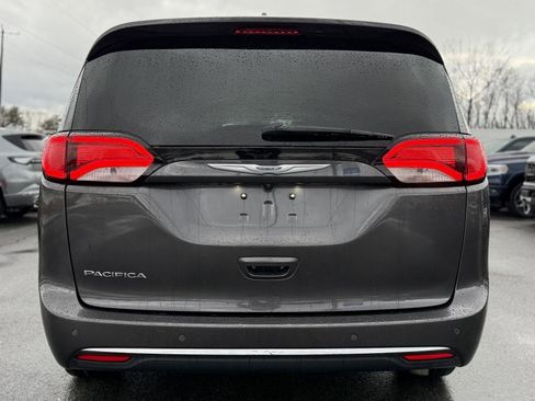 Used 2017 Chrysler Pacifica Touring-L w/ Tire & Wheel Group image 6