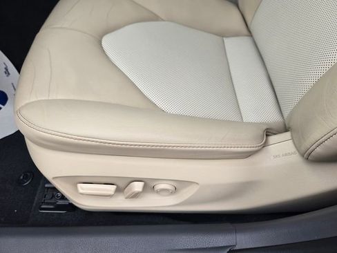 Used 2020 Toyota Camry XLE image 13