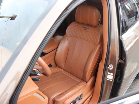 Used 2017 Bentley Bentayga image 11