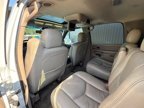 Used 2005 GMC Yukon XL SLT w/ SLT Preferred Equipment Group AWD/4WD image 16