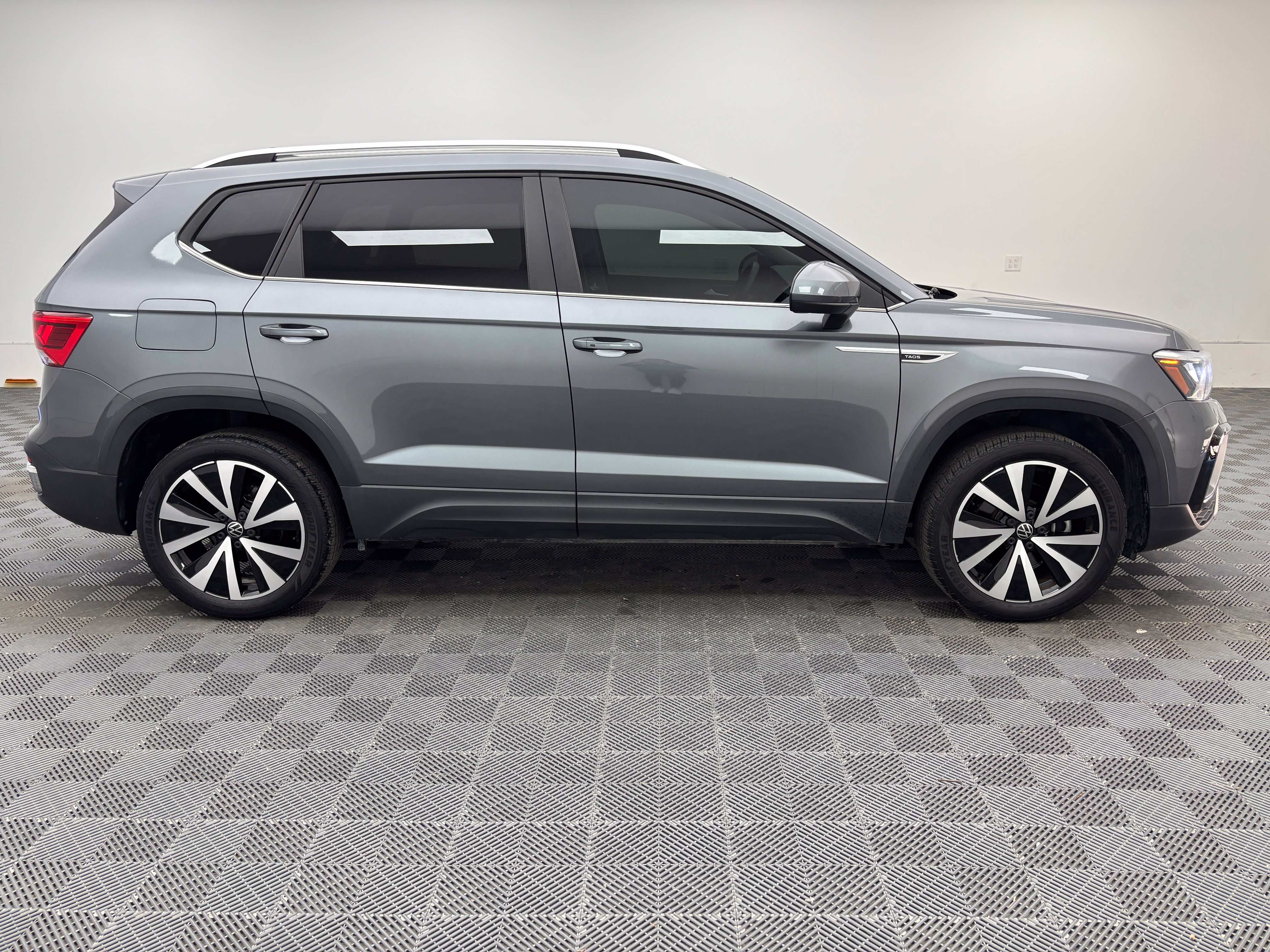 Used 2023 Volkswagen Taos SE w/ Panoramic Sunroof Package FWD image 7
