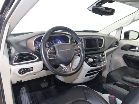 Used 2018 Chrysler Pacifica Touring-L FWD image 24
