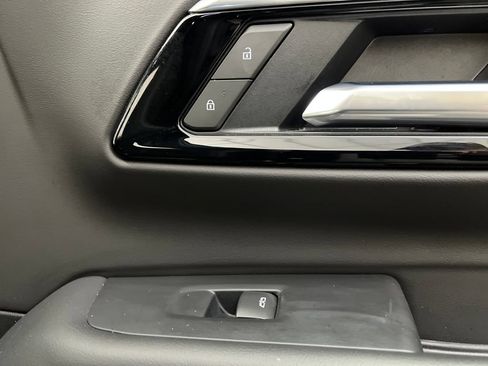 Used 2025 Chevrolet Suburban LT RWD image 38