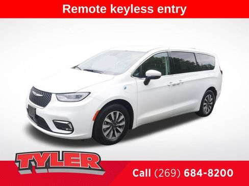 Used 2023 Chrysler Pacifica Touring-L FWD image 3