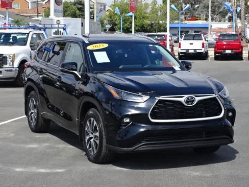 Used 2025 Toyota Highlander XLE FWD image 2