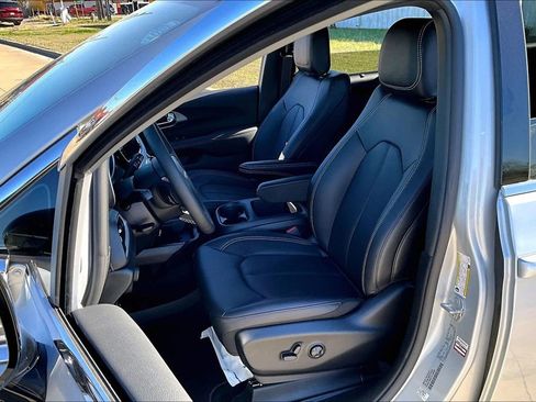 New 2026 Chrysler Pacifica Select FWD image 12