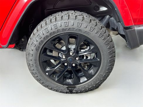 Used 2024 Jeep Wrangler Unlimited Sahara image 32
