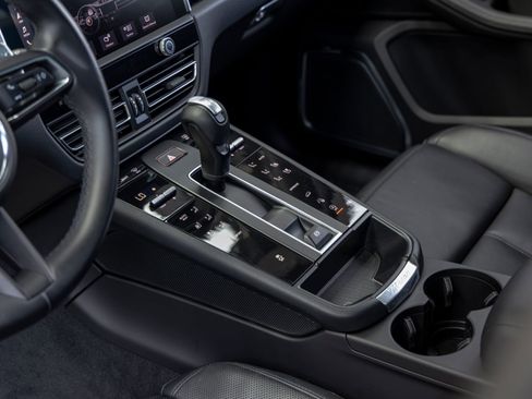 Certified 2023 Porsche Macan AWD/4WD image 38