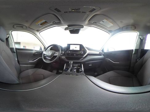 Used 2025 Toyota Highlander LE FWD image 40