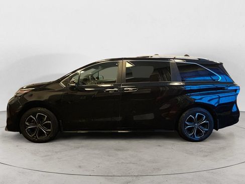 Used 2025 Toyota Sienna Platinum AWD/4WD image 2