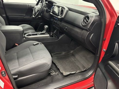 Used 2017 Toyota Tacoma TRD Off-Road w/ Premium & Technology Package image 32