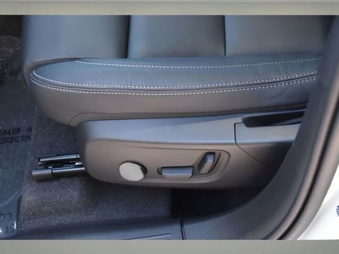 Certified 2025 Volvo XC40 B5 Plus w/ Protection Package Premier image 26