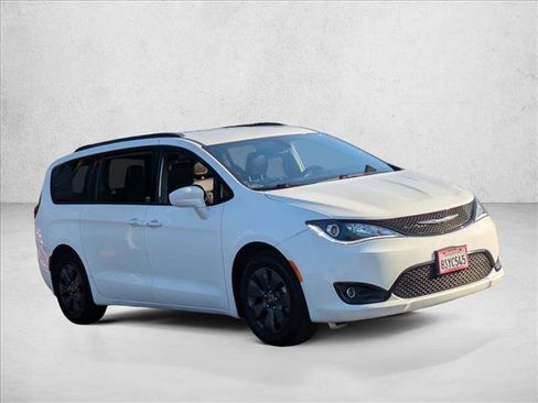 Used 2020 Chrysler Pacifica Touring-L w/ S Appearance Package image 4