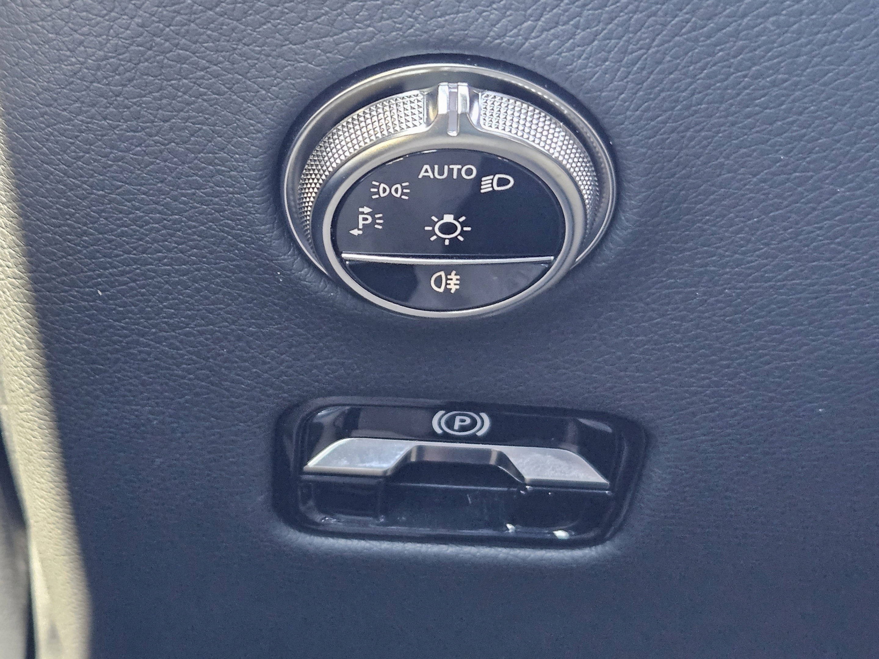 Used 2025 Mercedes-Benz GLC 350e 4MATIC image 12
