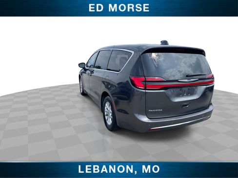 Used 2023 Chrysler Pacifica Touring-L FWD image 6