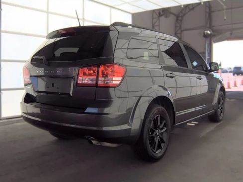 Used 2020 Dodge Journey SE w/ SE Popular Equipment Group FWD image 2