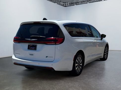 Used 2024 Chrysler Pacifica Limited FWD image 5